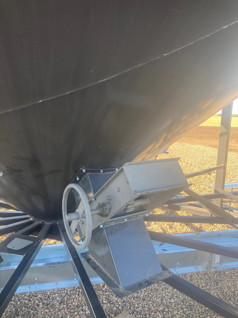 Hopper-bin discharge gate and conveyor inlet