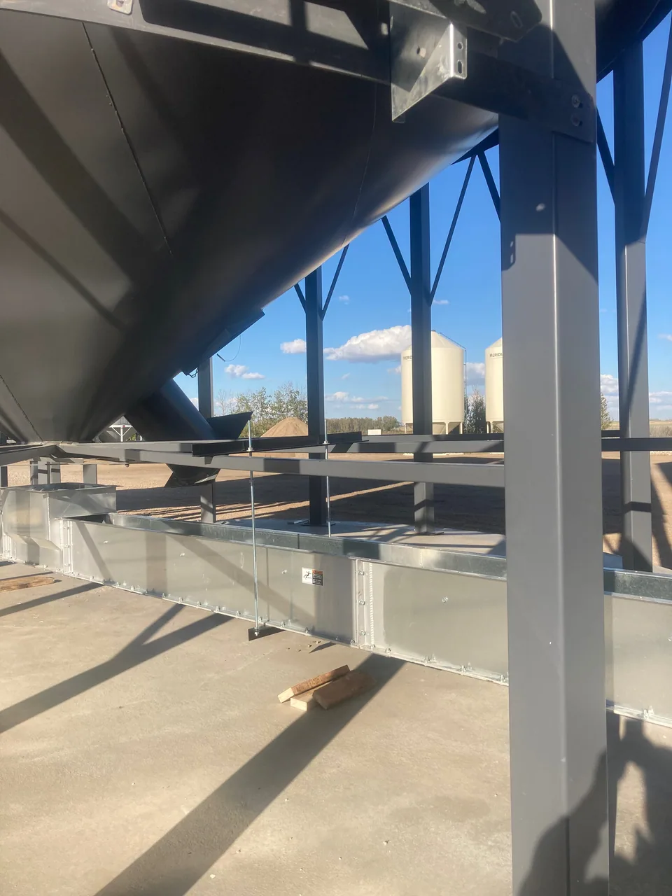 Under-bin drag conveyor on adjustable threaded-rod supports