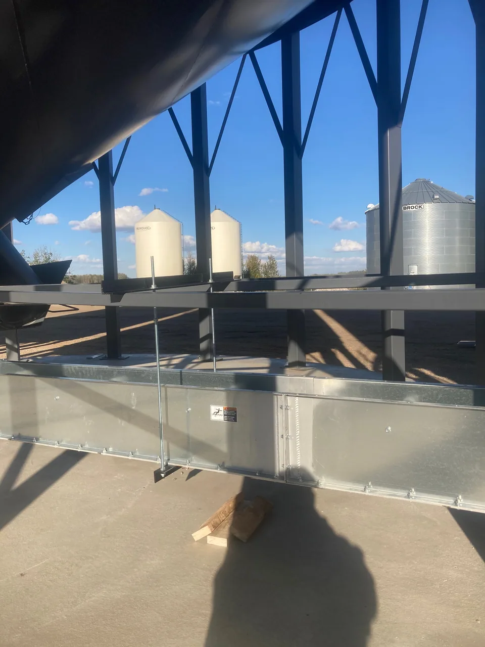 Under-bin conveyor and adjustable support details