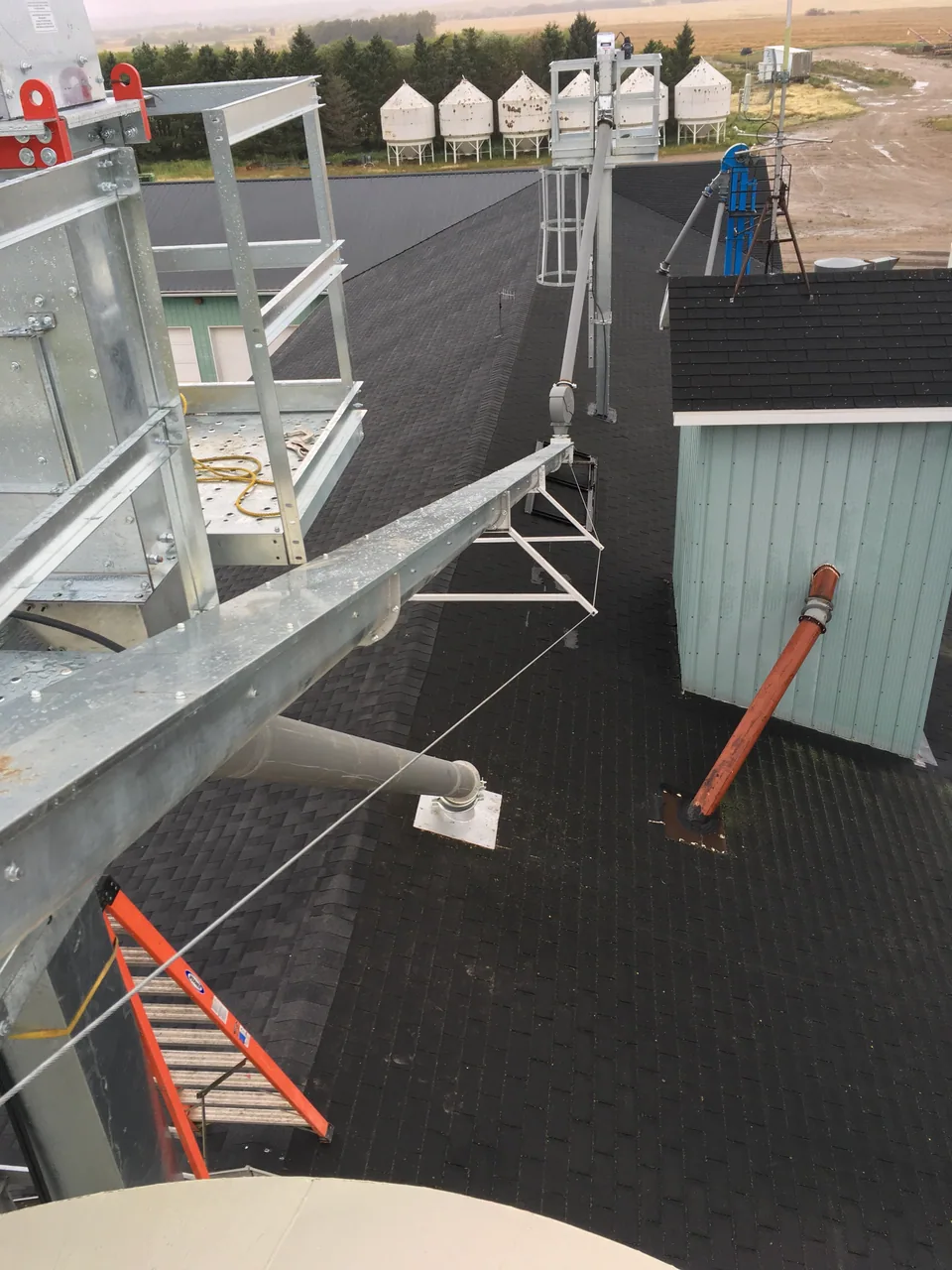 Roof-to-bin conveyor and equipment connections