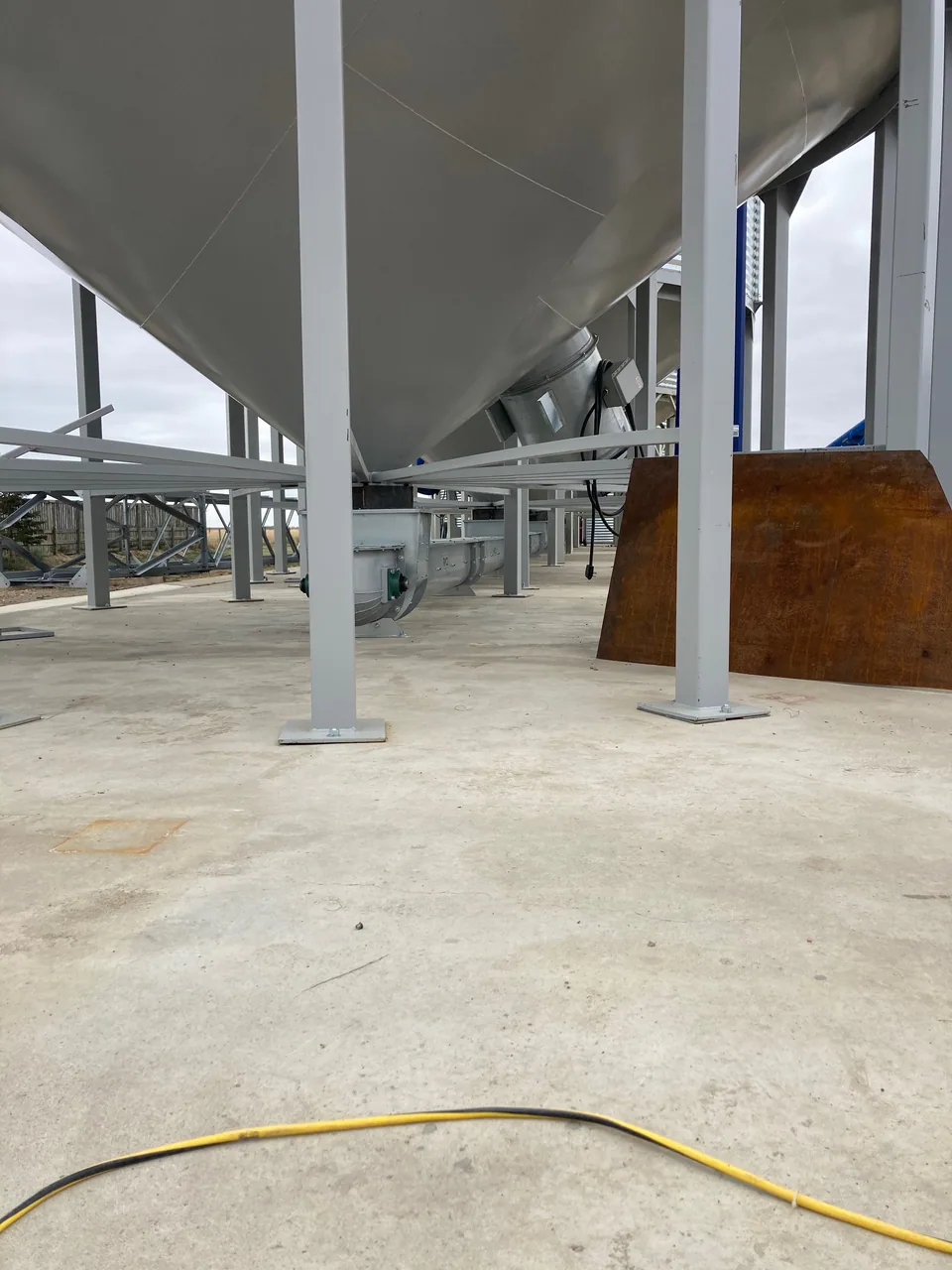 Equipment placement and connections around the hopper bins