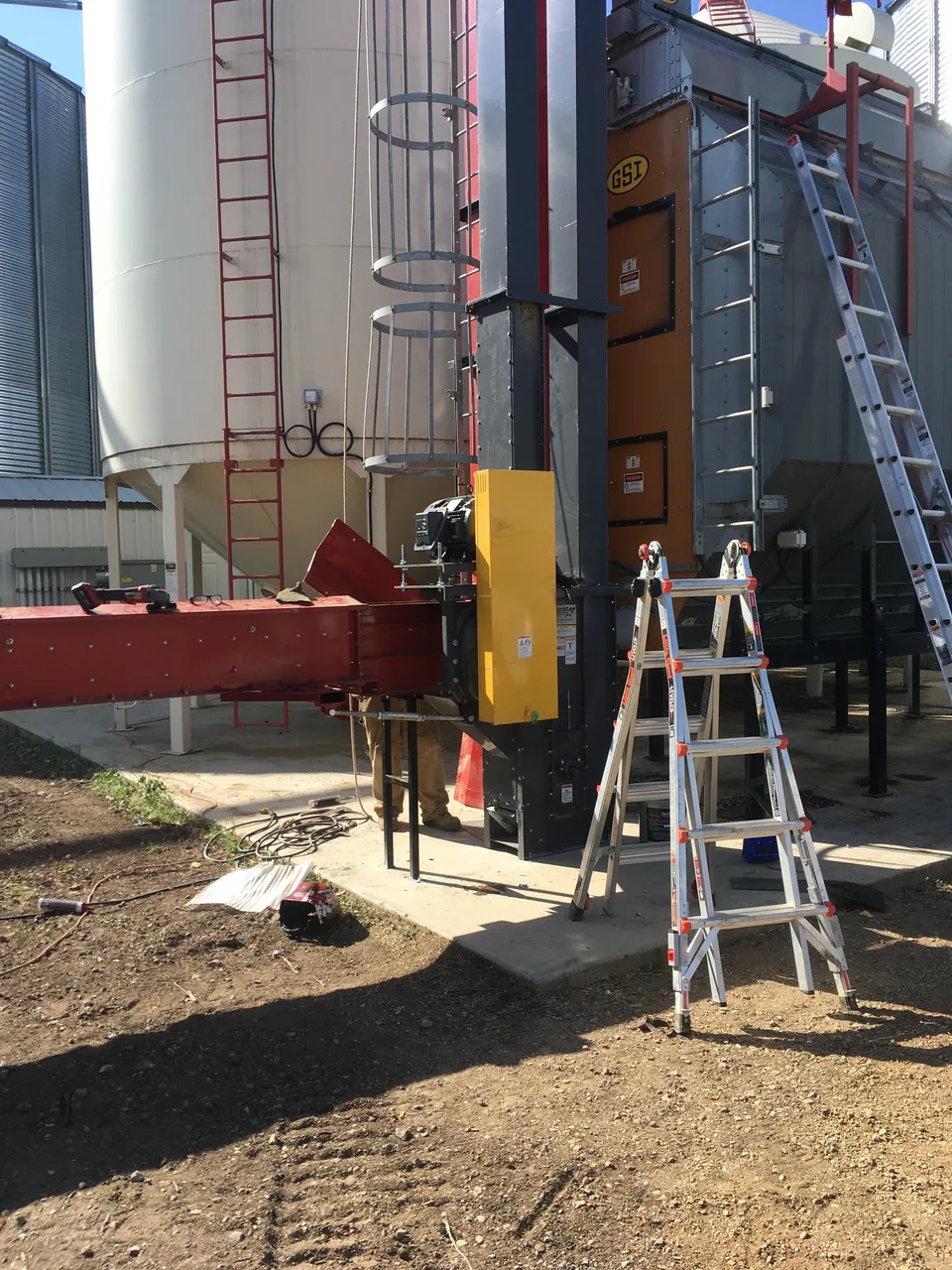 Installed dryer-feed and under-bin conveying equipment