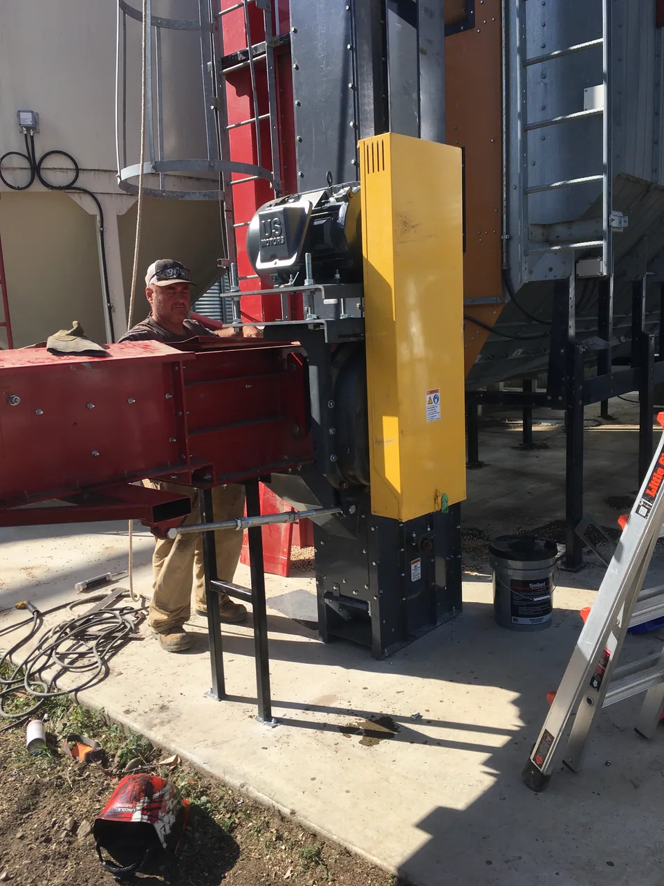 Installed dryer-feed and under-bin conveying equipment