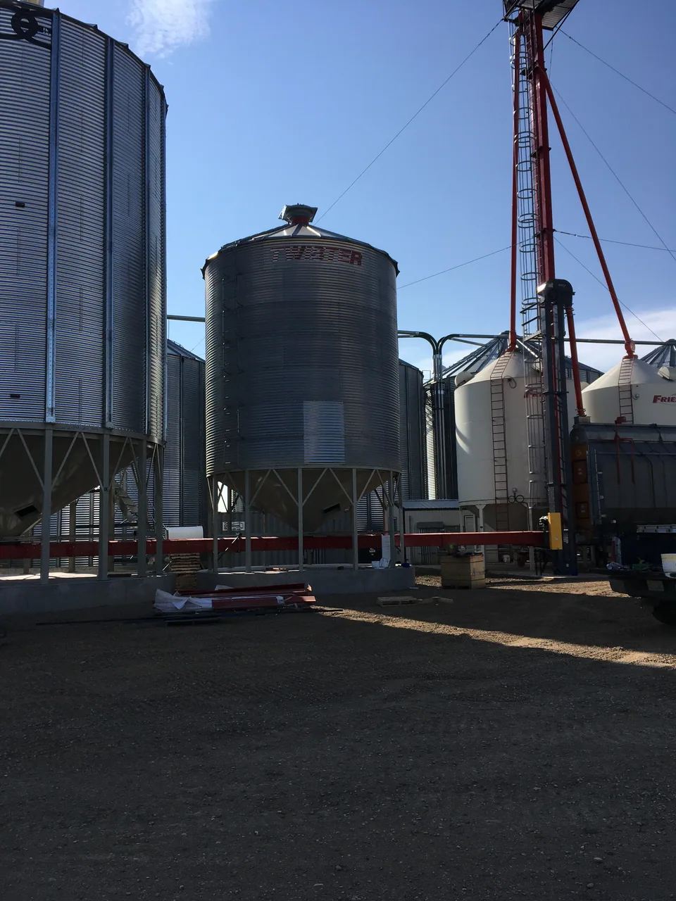 Installed dryer-feed and under-bin conveying equipment