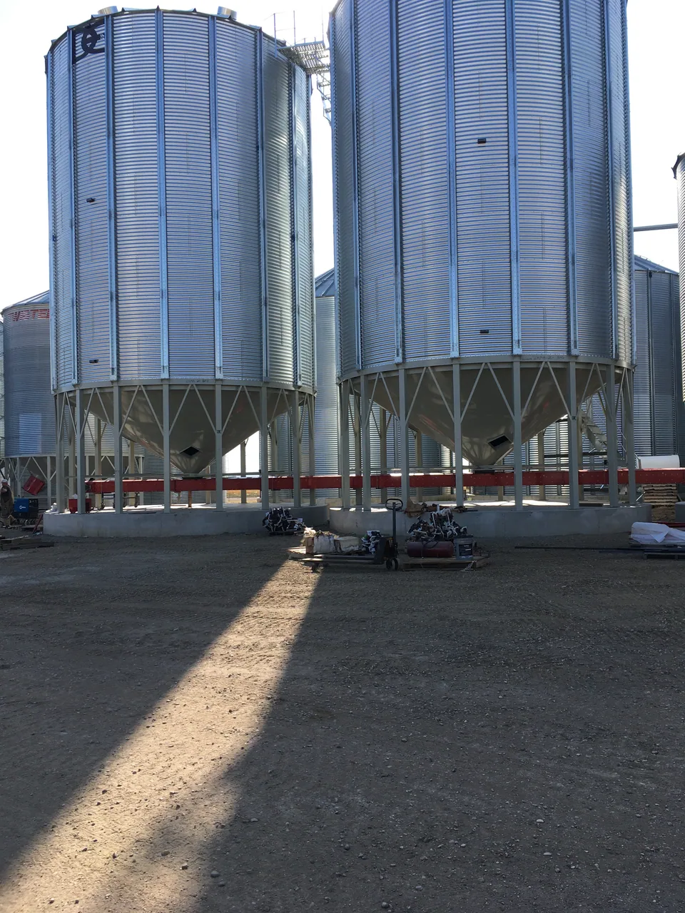 Installed dryer-feed and under-bin conveying equipment
