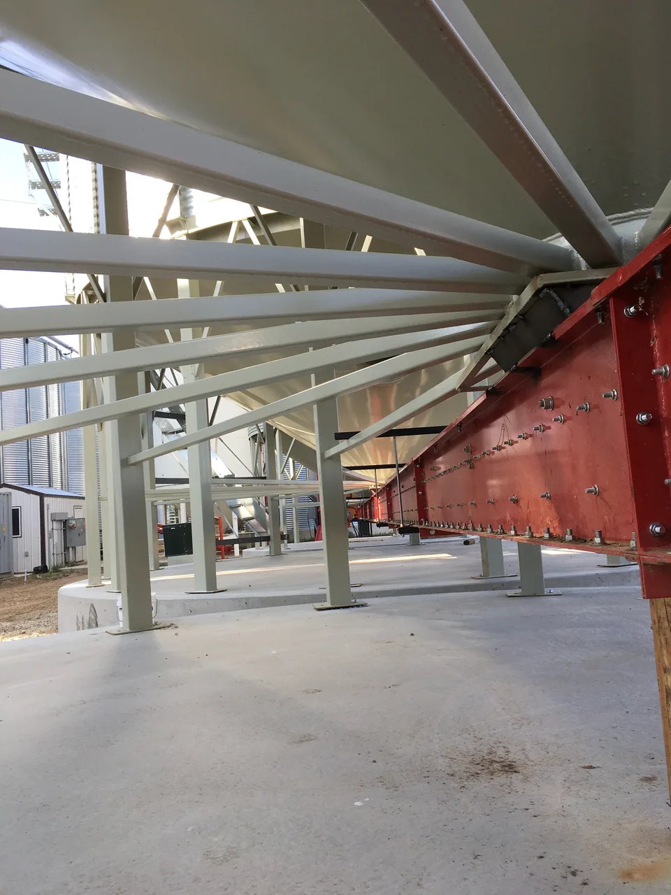 Installed dryer-feed and under-bin conveying equipment