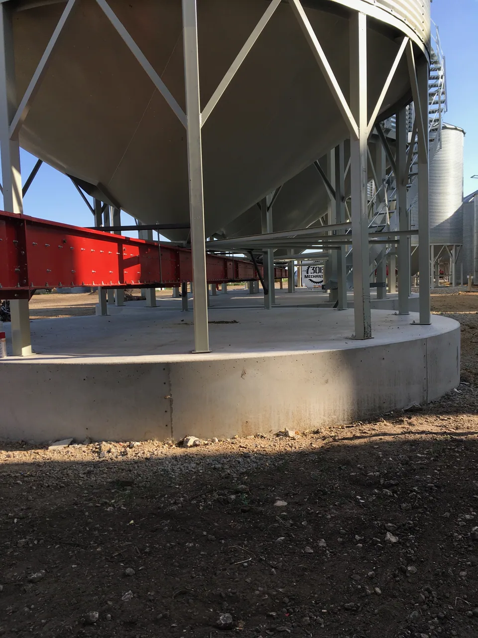 Installed dryer-feed and under-bin conveying equipment