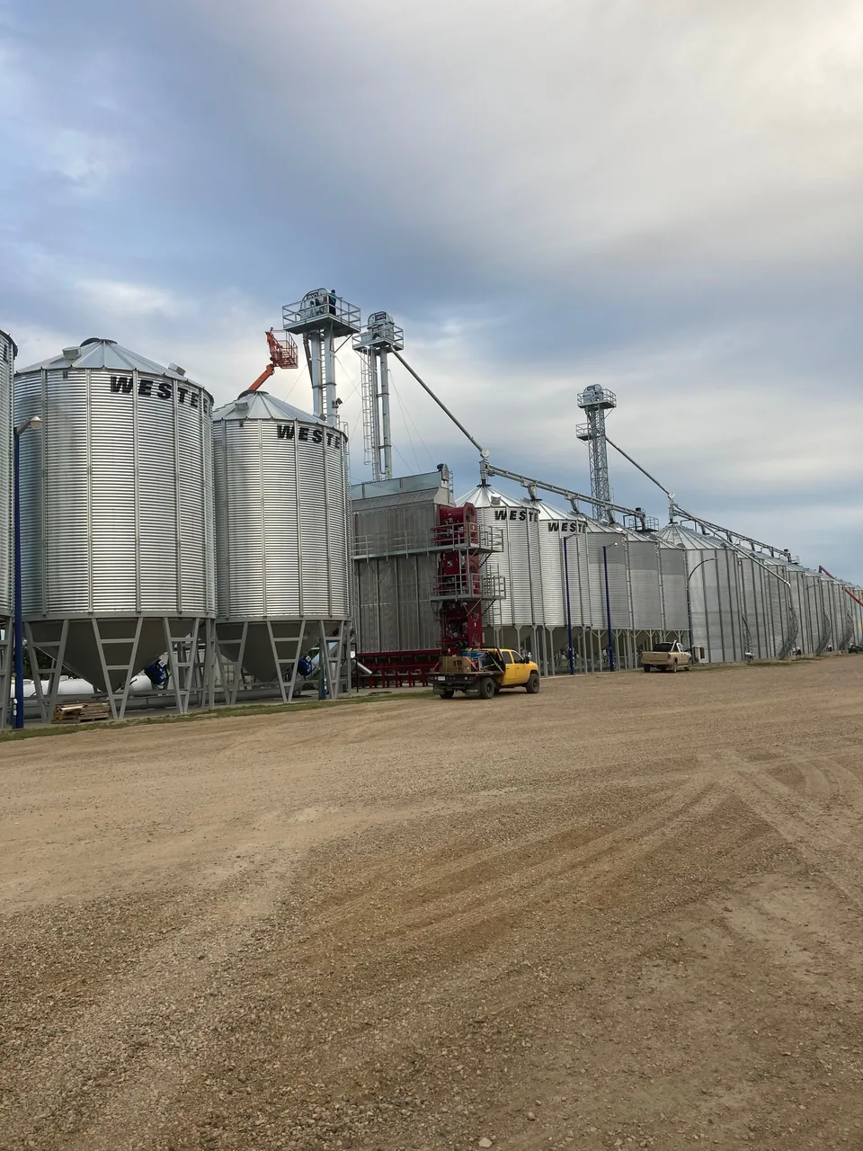 Dryer-feed elevator and conveying connections